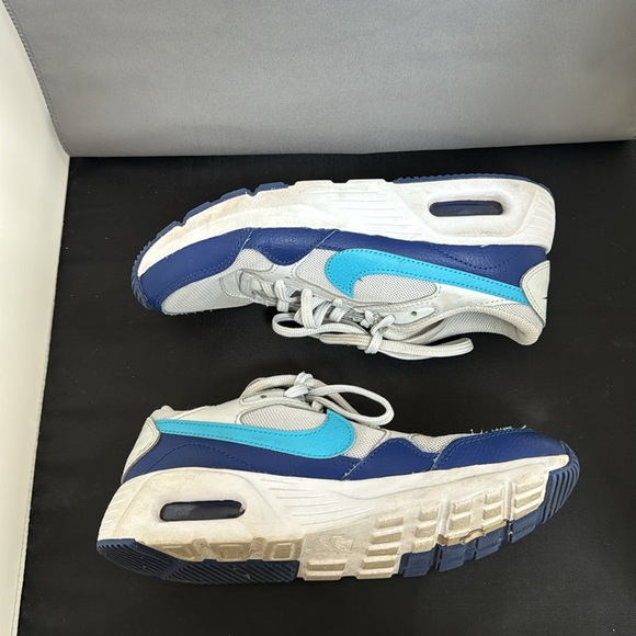 Nike air women’s tennis shoes, size 5 - Picture 4 of 5